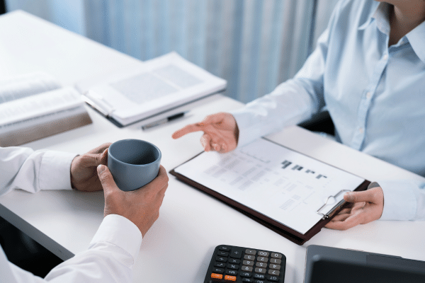 ליווי בעלי בתים וחברות ניהול – ביטחון, מקצועיות ושקט נפשי במבנים משותפים