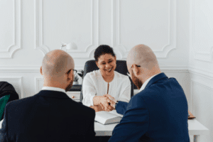 ליווי בעלי בתים וחברות ניהול – ביטחון, מקצועיות ושקט נפשי במבנים משותפים