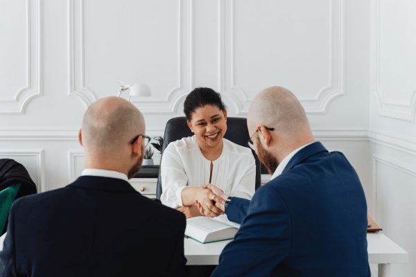 ליווי בעלי בתים וחברות ניהול – ביטחון, מקצועיות ושקט נפשי במבנים משותפים